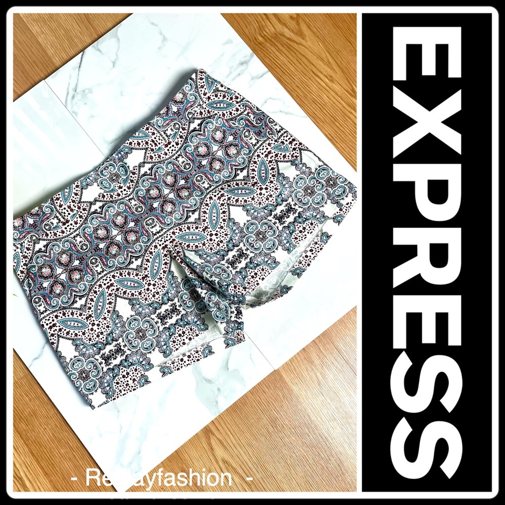 ☀️Express geometric multi colored Hot Short Sz 8